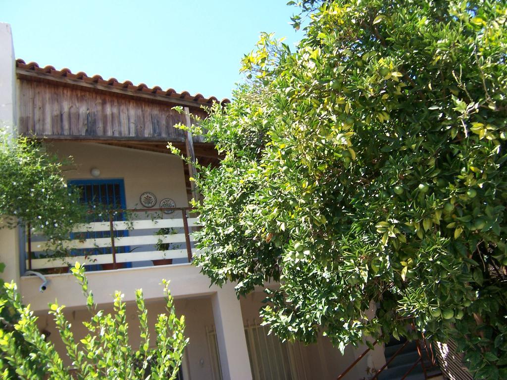 Maria'S Haus In Artemida Lägenhet Exteriör bild